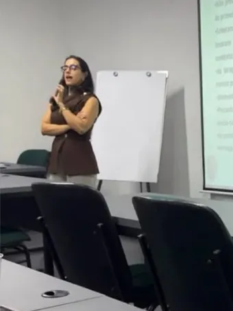 Lidiane dando aula na pós-graduação em TCC