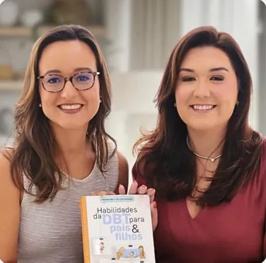 Mariana Dias e Caroline Gonzalez com o livro Habilidades da DBT para pais e filhos